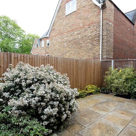 Immaculate Central Windsor Town House With Parking Eksteriør billede
