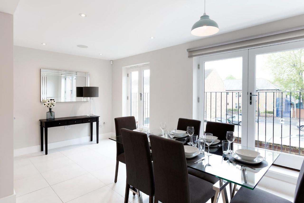Immaculate Central Windsor Town House With Parking Eksteriør billede