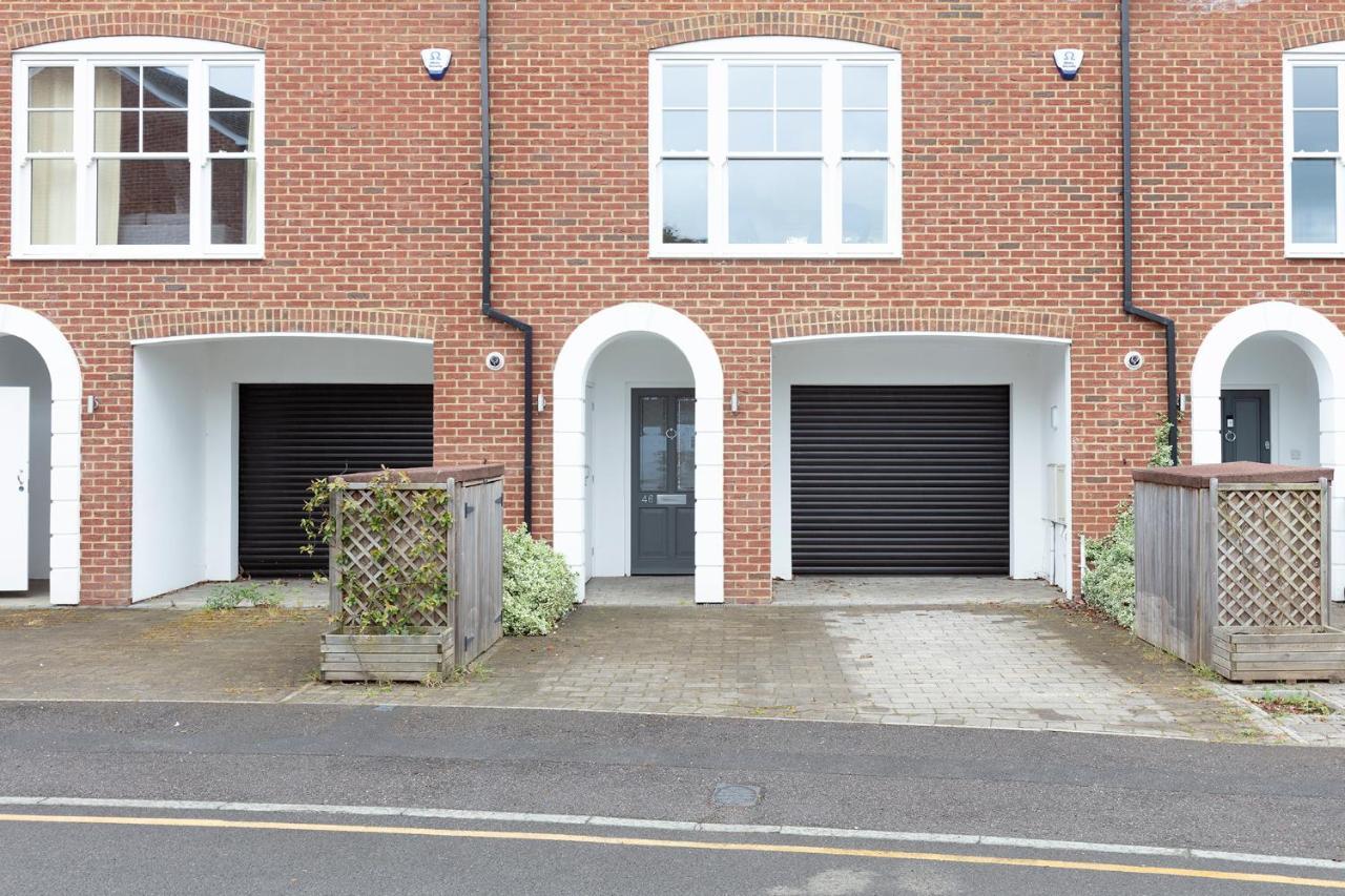 Immaculate Central Windsor Town House With Parking Eksteriør billede