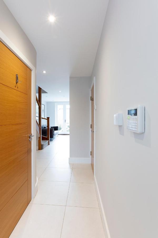 Immaculate Central Windsor Town House With Parking Eksteriør billede