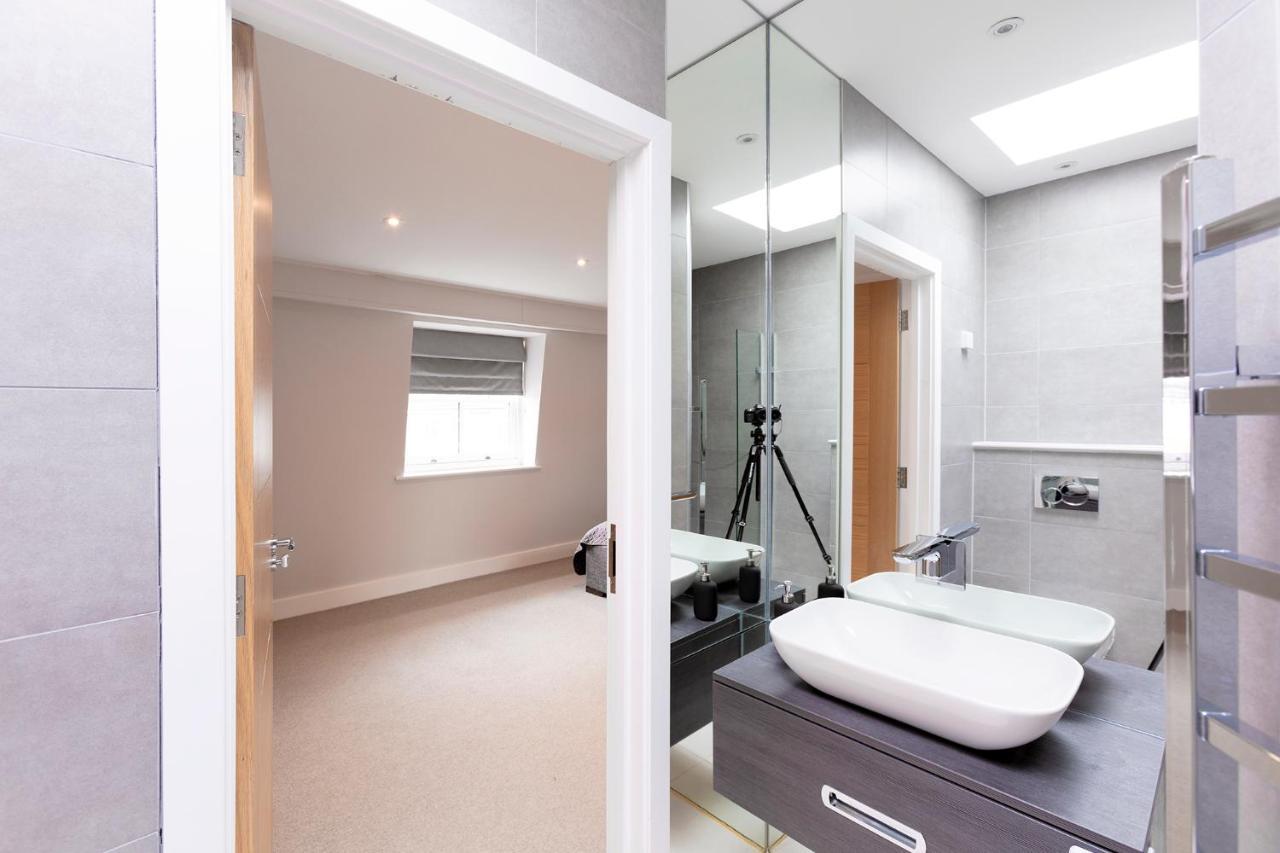 Immaculate Central Windsor Town House With Parking Eksteriør billede