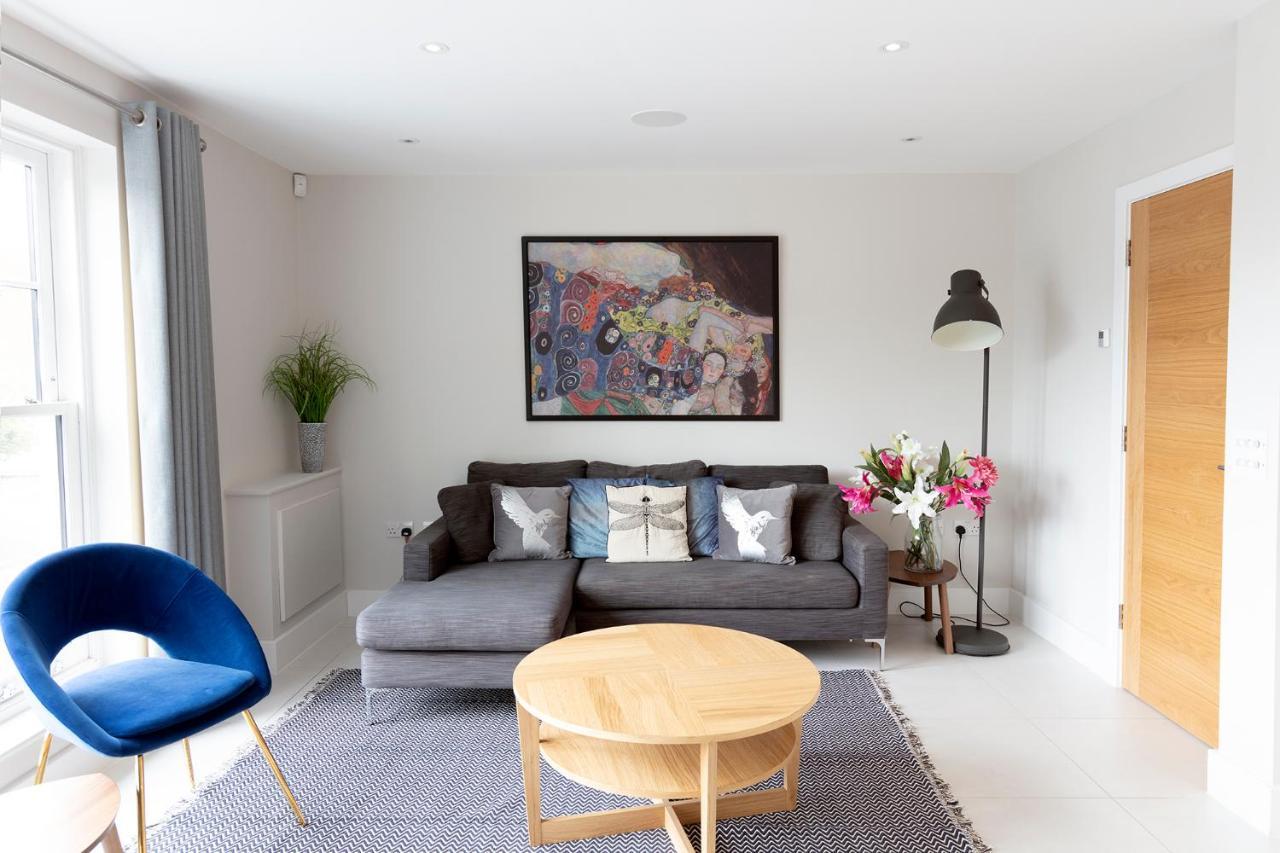 Immaculate Central Windsor Town House With Parking Eksteriør billede