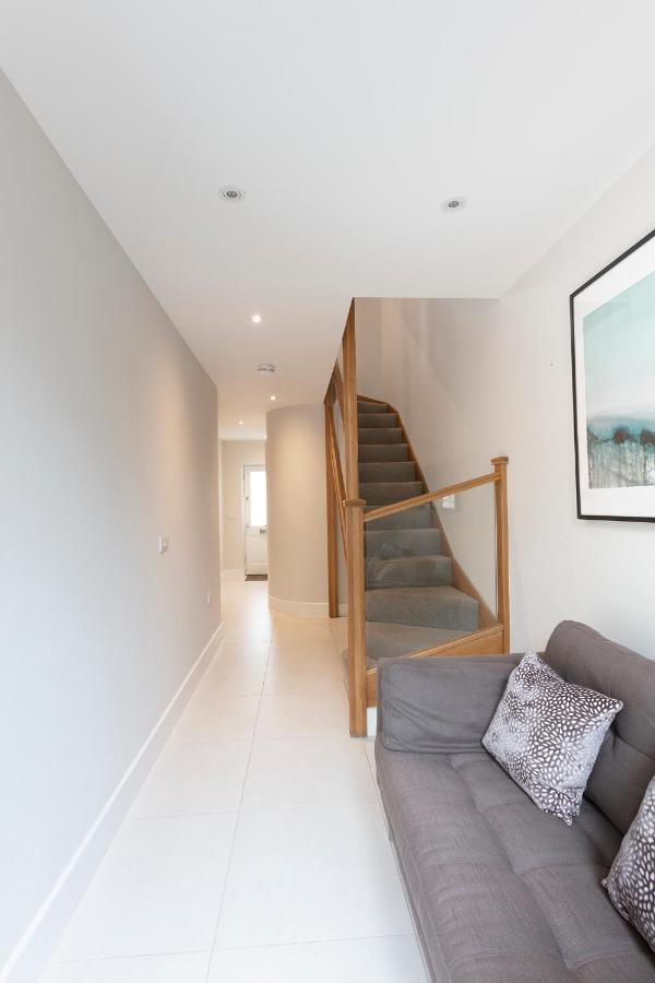 Immaculate Central Windsor Town House With Parking Eksteriør billede